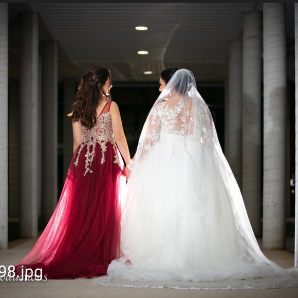 Wedding dress - Picture 2 of 3